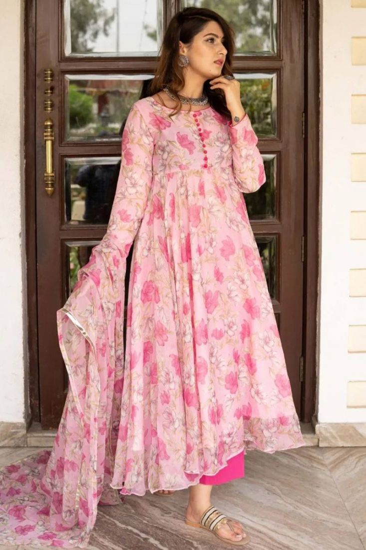 Photo of Light pink mehendi lehenga with pockets | Indian bridal outfits,  Indian outfits lehenga, Indian fashion dresses